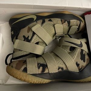 LEBRON SOLDIER XI SIZE 10